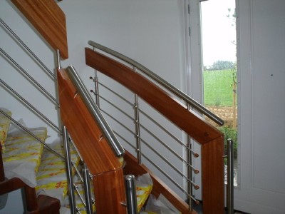 houten trap met r.v.s leuning