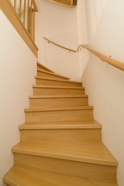 houten trap tegen muur